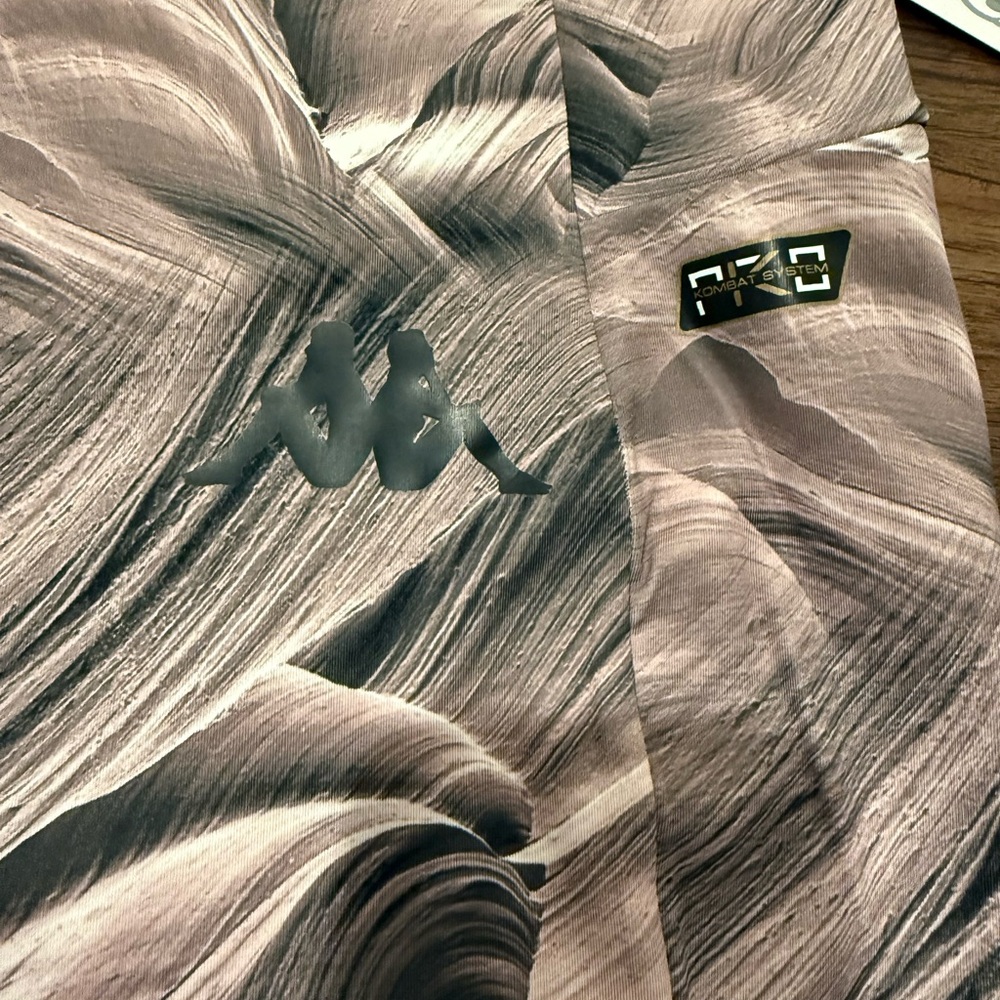 ((SOLD)) Kappa Woman Skin Fit Pattern Leggings Medium in Pink and Gray NWT - Picture 2 of 6